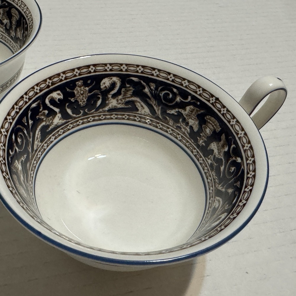 Set 2 Wedgwood Florentine Tea Coffee Cups Mugs Griffin Dark Navy Blue W1956 Vtg - Picture 4 of 8